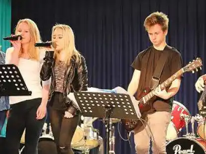 <p>Sch&uuml;ler der Musik-AG aus den Klassenstufen 8 bis 10 der Oberschule Berne pr&auml;sentieren den Song &bdquo;Classic&ldquo; und begeistern damit junge Publikum in der Grundschule S&uuml;d.</p>