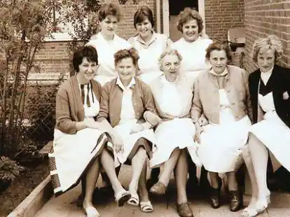 Kolleginnen: Unter Leitung von Margot Stange (vorne, Mitte) herrschte im Kindergarten in der   Hindenburg-Kaserne und sp&auml;ter an der Pasteurstra&szlig;e ein gutes Klima. Links neben der Leiterin sitzt Ruth Stamereilers.