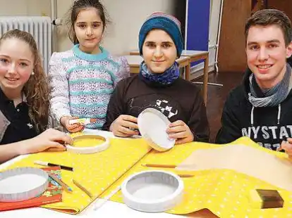 <p>Stimmen sich gemeinsam beim Basteln auf die Weihachtszeit ein (von links):  Anneke von der Ecken, Loocana (6), Kevork (13) und Conny Kramer nahmen am &bdquo;Caf&eacute; Willkommen&ldquo; teil.</p>