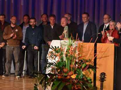 Preistr&auml;ger: Das Projekt &bdquo;Fahrr&auml;der f&uuml;r Fl&uuml;chtlinge am Fliegerhorst&ldquo; wird vom Trio Inge Viezens, Petra L&uuml;bbering und Udo Herreilers geleitet - zahlreiche &bdquo;Schrauber&ldquo; (Hintergrund) helfen tatkr&auml;ftig.