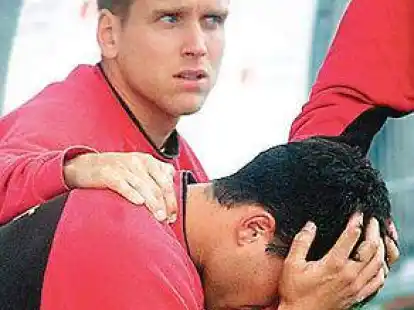 20. Mai 2000: Torben Hoffmann (oben)  tr&ouml;stet Michael Ballack.