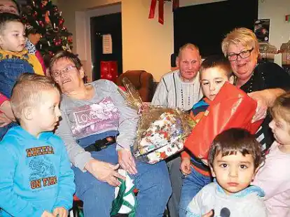 Weihnachtliche Stimmung: Im Wohn- und Ferienhaus an der Geveshauser H&ouml;he in Neerstedt trafen sich Bewohner, Mitarbeiter, Fl&uuml;chtlinge und Mitglieder  des Turnvereins Neerstedt zu einer Adventsfeier.