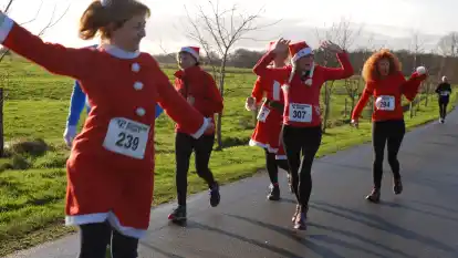 Jubeln und Anfeuern beim Lauf: Die Teilnehmer beim ersten Weihnachtsmannlauf hatten sichtbar Spa&szlig;.
