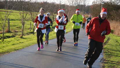 Jubeln und gegenseitiges Anfeuern beim Lauf: Die Teilnehmer beim ersten Weihnachtsmannlauf hatten sichtbar Spa&szlig;.