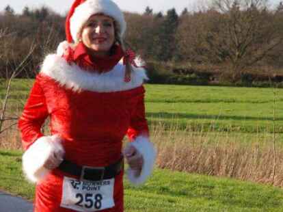Verkleidet als Weihnachtsfrau lief auch diese L&auml;uferin beim ersten Weihnachtsmannlauf mit. Die Einnahmen aus den Startgeldern kommen einem guten Zweck zugute.