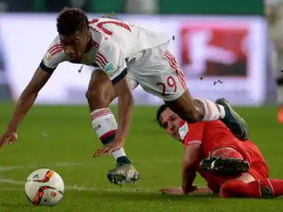 Hannovers Edgar Prib (rechts) und M&uuml;nchens Kingsley Coman k&auml;mpfen um den Ball.
