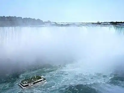 Die Gischt kann wie eine Dusche sein: Wer nicht nass werden will, ist auf einem der Ausflugsboote, die sich nahe an die Niagara-F&auml;lle wagen, sicherlich falsch.