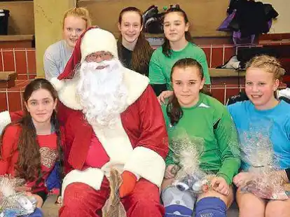 Freuten sich &uuml;ber den unerwarteten Besuch des Weihnachtsmannes beim Training: Die Faustball-M&auml;dchen des Elsflether Turnerbundes
