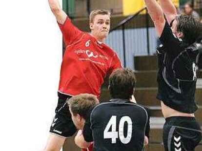 Hatten die Oberhand: Die Handballer der  HSG Hude/Falkenburg (rotes Trikot) gegen den Hundsm&uuml;hler TV.