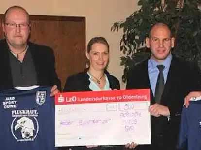 Spenden&uuml;bergabe (v.l.): Ludger Tholen, Martin Holthaus, Manja Schulz-Timmer (Projekt Flugkraft), Jan L&uuml;bbers  und Dennis L&ouml;schen.