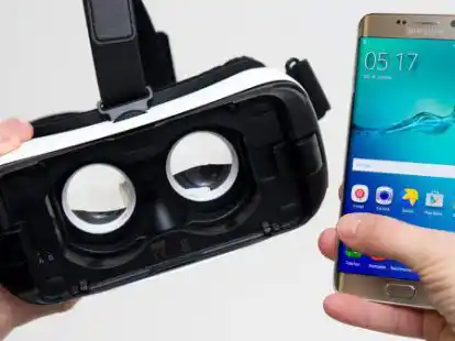 Samungs Gear VR ist nur eine Brille mit Linsen, einigen Sensoren und einem Touchpad. F&uuml;r die Reise in virtuelle Welten braucht es noch ein Samsung-Smartphone, hier ein Galaxy S6 Edge+.