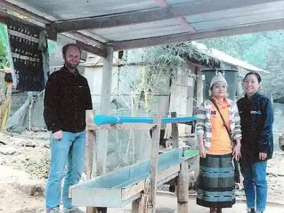 Fand eine neue Aufgabe im thail&auml;ndischen Dschungel: Ulrich Reiter (links), Zahnarzt aus Bremen, engagiert sich f&uuml;r Fl&uuml;chtlinge aus Myanmar.