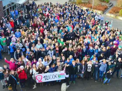 Gruppenbild mit Rekordsumme: Die Sch&uuml;ler der Oberschule Wiefelstede pr&auml;sentierten das Ergebnis des diesj&auml;hrigen Sponsorenlaufs. 12 300 Euro kamen f&uuml;r das s&uuml;dafrikanische Projekt &bdquo;Hokisa&ldquo; zusammen.