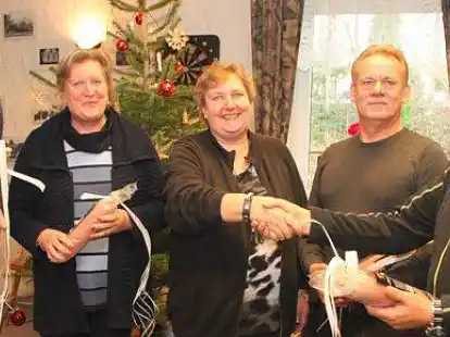 Wurstausgabe: Raimund Lossie (re.) &uuml;berreicht einen Preis an Anke Kruse (Mitte). Erfolgreich waren auch (von links) Thomas Radtke, Irmgard R&ouml;ver und Rolf Tschampel