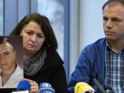 Die Eltern des ermordeten Burak, Melek und Gülahmet Bektas (r), zeigen während einer Pressekonferenz zum NSU-Prozess ein Foto ihres Sohnes.