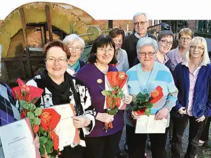 Zeigten stolz ihre erworbenen Zertifikate: die ausgebildeten Seniorenbegleiter mit Kursleiterin Marlies Pape (rechts) und Vertretern der Regio-VHS sowie der Gemeinden Hude und Ganderkesee.