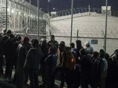 Fl&uuml;chtlinge warten in einer Schlange, um registriert zu werden auf der Insel Lesbos