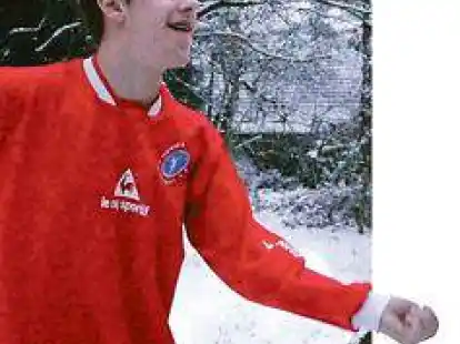 Faustball zum ersten Mal im Schnee: Luca Werner aus Chile trainiert  beim Ahlhorner SV. Dass es nicht nur in bergigen Gebieten schneit, kannte der Sportler bisher nicht.