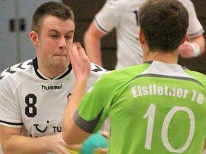 K&auml;mpfte mit seinem Team vergeblich um den Sieg: HSG-Spieler Mathias D&uuml;&szlig;mann (links)