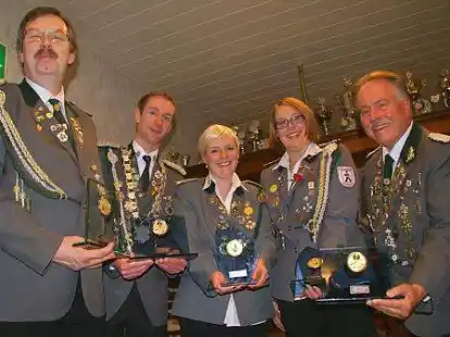 Als Jahressieger 2015 ausgezeichnet:  Manfred B&uuml;hrmann (von links), Torben Spille, Kathrin Guttmann, Svenja Mutke und  Raimund Lossie