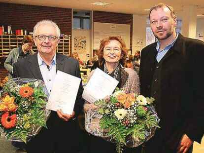 Schulleiter Markus Berssen (rechts) verabschiedete Clemens Nording und Irmgard K&uuml;hling.