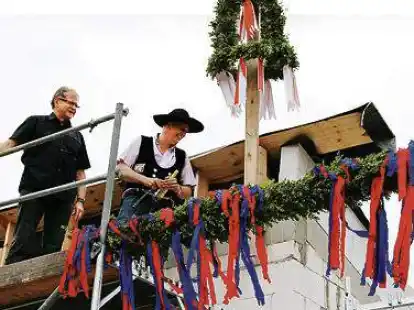 Richtfest in  Neuenburg mit Zetels B&uuml;rgermeister Heiner Lauxtermann (links) und Manfred de Graaf.
