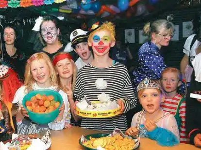 <p>Die S&uuml;&szlig;igkeiten-Bar war beim Reitlander  Kinderkarneval im Bo&szlig;lerheim gelegentlich stark umlagert. Im Hintergrund erkennen wir die Organisatorin Ute H&uuml;lste (mit Pferdeschwanz).  F&uuml;nfte von links ist die stellvertretende B&uuml;rgermeisterin Andrea Arens, die als Waschb&auml;rin verkleidet ihren Sohn Tristan zu der Feier begleitete. </p>