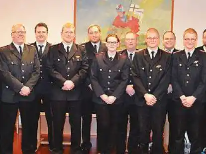Gemeinsam mit B&uuml;rgermeister Hubert Frye,  Rolf Tebben,  Matthias St&ouml;ter (v.l.) und dem Kreisbrandmeister Heinrich Oltmanns (rechts) durften sich diese Feuerwehrm&auml;nner und Feuerwehrfrauen &uuml;ber eine Bef&ouml;rderung freuen.
