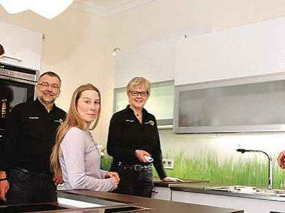 Blick auf intelligente L&ouml;sungen in der barrierefreien K&uuml;che: Ursula Reisch (2.v.re.) und Franz Reisch (3.v.li.) mit Gerhard Hickl (rechts) und einigen Meistersch&uuml;lern
