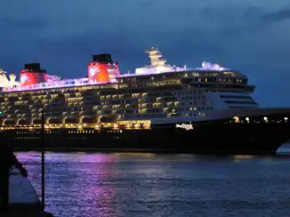 Die &bdquo;Disney Dreams&ldquo; am Kreuzfahrtterminal in Bremerhaven