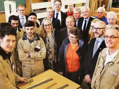 Packen gemeinsam an: Zehn Fl&uuml;chtlinge lernen im Berufsbildungszentrum der Handwerkskammer (HWK) in  Oldenburg  drei Handwerksberufe kennen.