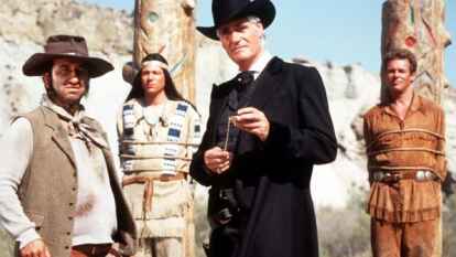 Das wollen Deutsche sehen: Zufrieden nehmen Santa Maria (Mitte, Sky Dumont) und Homber (links, Hilmi Sozer) in dem neuen Kinofilm &bdquo;Der Schuh des Manitu&ldquo; zur Kenntnis, dass Abahachi (2.von links, Michael &bdquo;Bully&ldquo; Herbig) und Ranger (rechts, Christian Tramitz) an den Marterpfahl gefesselt sind (Filmszene).