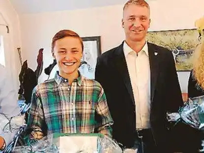 B&uuml;rgermeister Michael Kramer (2.v.r.) ehrte  Janet Schnieder, Guido Klatte und Calvin B&ouml;ckmann (v.l.)