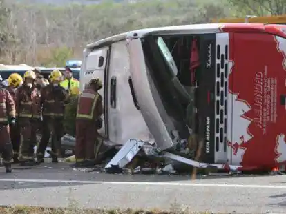 Schweres Ungl&uuml;ck im Nordosten Spaniens: Nach Angaben der Beh&ouml;rden wurden 13 der insgesamt 61 Insassen des Reisebusses get&ouml;tet.