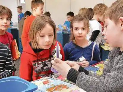 Von Sch&uuml;lern f&uuml;r Sch&uuml;ler: Beim Flohmarkt waren Kinder die Verk&auml;ufer, die K&auml;ufer &ndash; und teils auch beides.