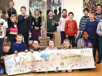Kreative Bauwerke aus Holzbausteinen oder bunte Plakate: Bei der Ferienbetreuung in der Grundschule Lienen konnten sich die Kinder die Zeit vertreiben.