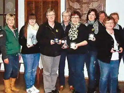 Bei der Siegerehrung nach dem Pokalschie&szlig;en des Sch&uuml;tzenkreises Delmenhorst und Umgebung holten sich die Neuendeeler Sch&uuml;tzinnen den Damenpokal.