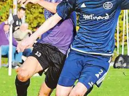 Mit Volldampf zum Klassenerhalt: Martin Menke (am Ball, hier im Spiel gegen Wahnbek) und Gro&szlig;enmeers Fu&szlig;baller wollen  an diesem Dienstagabend in Westerstede den n&auml;chsten Sieg einfahren.
