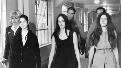 Begleitet von Polizeibeamten werden drei der Angeklagten am 19. November 1970 in einer Pause des sogenannten Manson-Prozesses in Los Angeles (USA) abgef&uuml;hrt (von links nach rechts): Leslie van Houten, Susan Atkins und Patricia Krenwinkel.