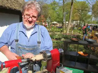 Hartmut Lobert aus Hamm zeigt mit den German Woodturners deutsche Drechslerarbeit und Kunsthandwerk. F&uuml;r die kleinen G&auml;ste stellt er vor Ort bunte Kreisel her.