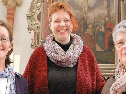 Vor dem Altar der St.-Matth&auml;us-Kirche in Esenshamm (von links): neue K&uuml;sterin D&ouml;rthe Eichholz, Pfarrerin Bettina Roth, ausscheidende K&uuml;sterin Annegrete Spindler