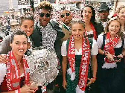 Doppelte Freude: Das M&auml;nnerteam vom FC Bayern feierte zusammen mit den M&uuml;nchner Fu&szlig;ballfrauen auf dem Rathausbalkon am Marienplatz die Meisterschaft. Beide Teams hatten den Titel geholt.