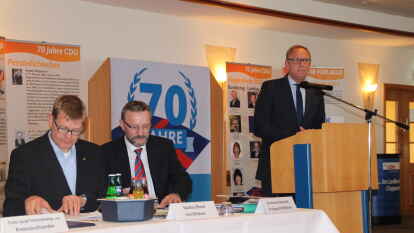 Der CDU-Bundestagsabgeordnete und Kreisvorsitzende Franz-Josef Holzenkamp wurde im Amt best&auml;tigt.