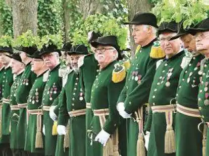 Angetreten  zu einer  denkw&uuml;rdigen  Parade auf der Herrlichkeit: die  Offiziere   der Sch&uuml;tzengilde.