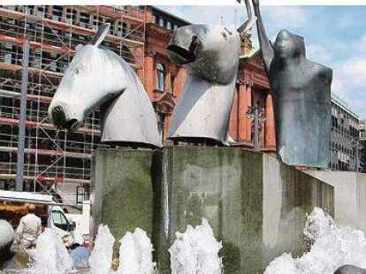 Hier sprudelt nach der Pause im Winter wieder das Wasser: Der K&uuml;nstler Waldemar Otto aus Worpswede schuf den gro&szlig;en Neptunbrunnen auf dem Domshof.
