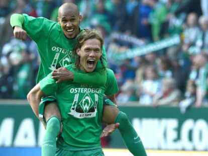 Werders Theodor Gebre Selassie feiert getragen von Jannik Vestergaard.