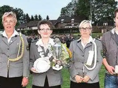 Das neue K&ouml;nigshaus des Sch&uuml;tzenvereins Gro&szlig; Ippener (von links): Heinz-Dieter Sch&uuml;tte, Sven Wiechmann, Jutta Schulz, Simone Prei&szlig;, Cornelia Bruns, Julis Winkler, Marie Sparkuhl und Johanna Pleus.