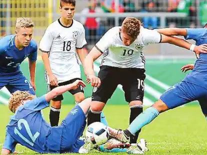 Auch in Blau sind die &bdquo;Jong Oranje&ldquo; gef&auml;hrlich: Die U 15 des DFB bekam das in Wilhelmshaven zu sp&uuml;ren.