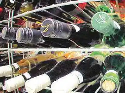 <p> Weinflaschen liegen in einem Lager in Rheinland-Pfalz. </p>