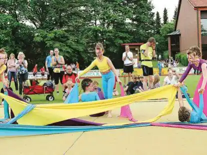 Boten beim Rahmenprogramm abseits der Laufstrecke einen bunten Hingucker: die Gruppe &bdquo;Lovely Furies&ldquo; des TSV Gro&szlig;enkneten.